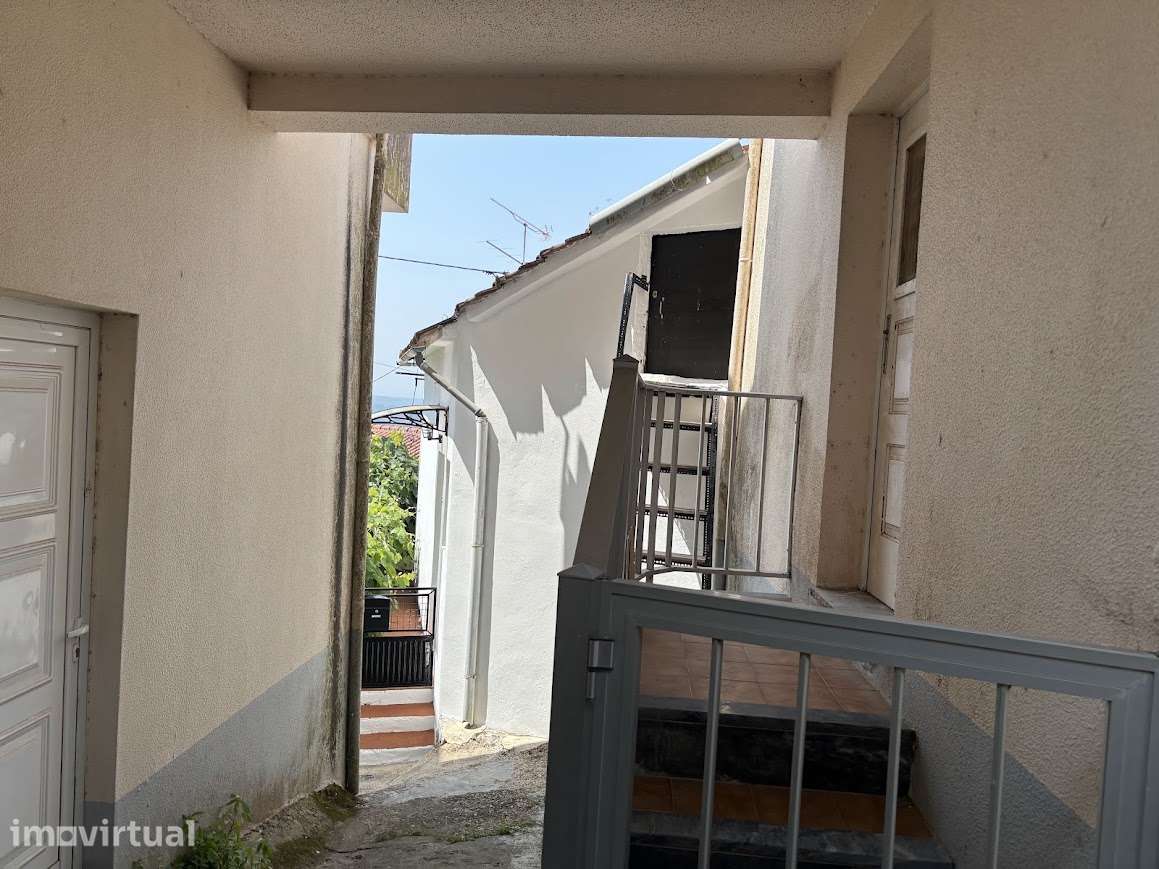 Moradia T1 em banda com varandas e caves, pronta a habitar - Grande imagem: 5/16