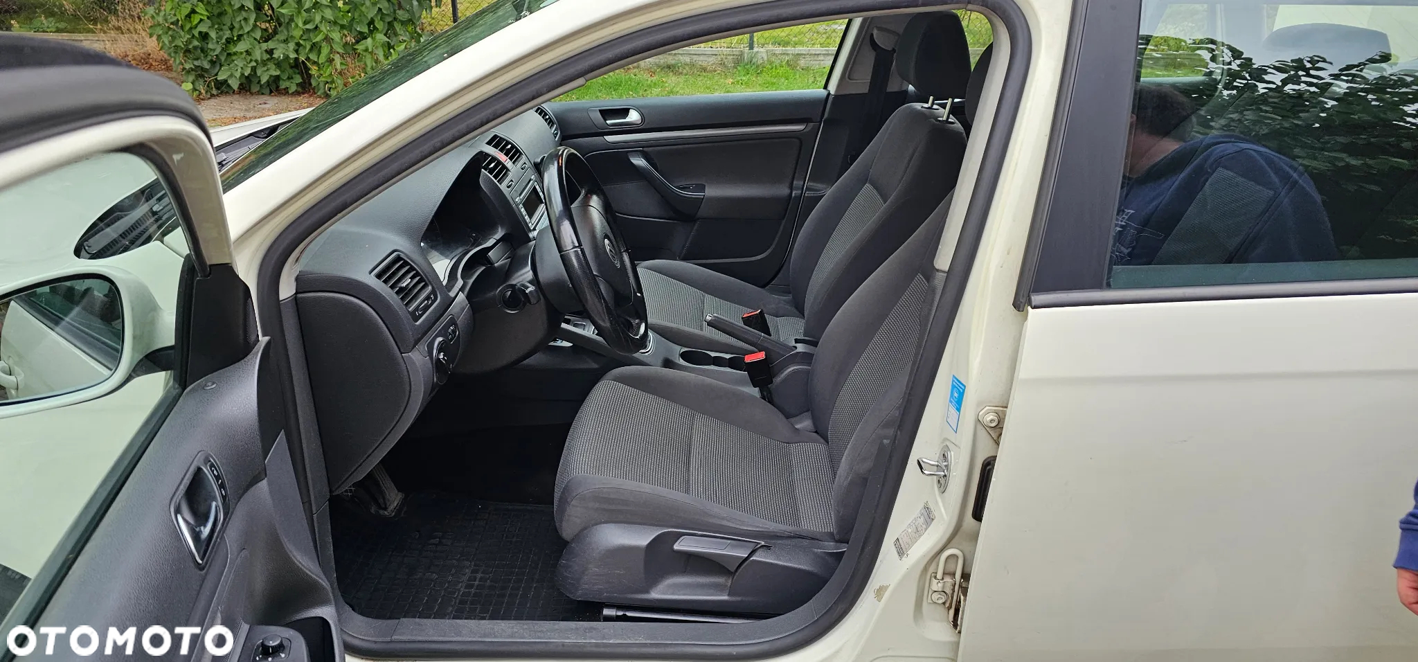 Volkswagen Golf V 1.9 TDI DPF BlueMot Comfortline - 12