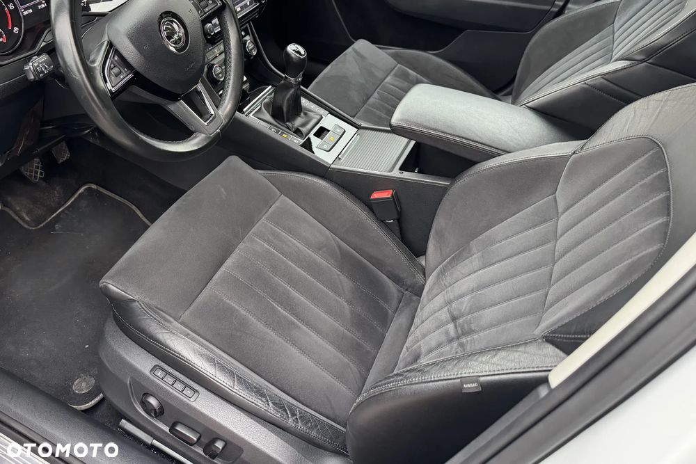 Skoda Superb 2.0 TDI Sportline - 14