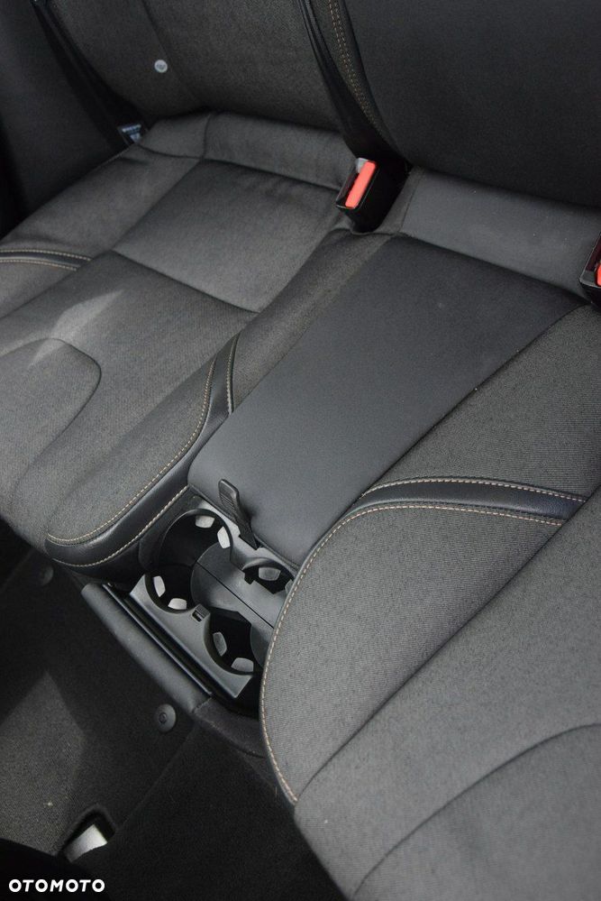 Volvo V40 Cross Country D2 Momentum - 35