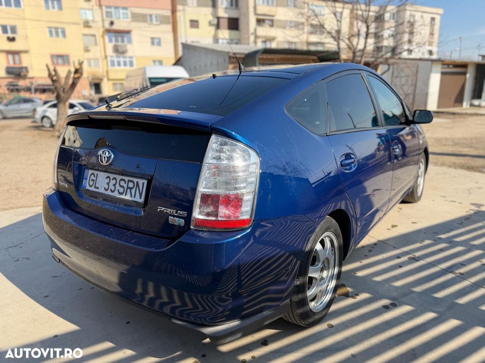 Toyota Prius (Hybrid) Sol - 2