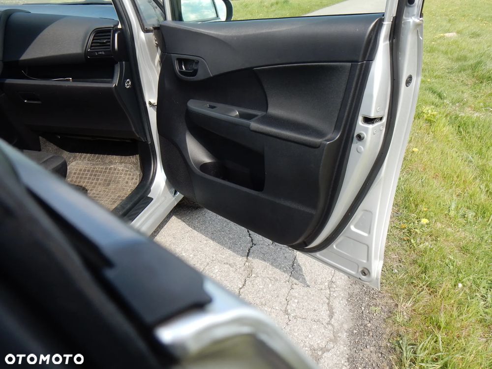 Subaru Trezia - 32