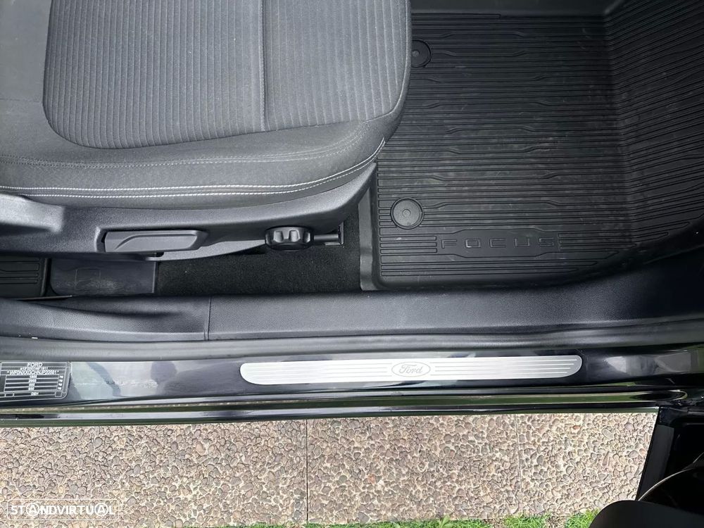 Ford Focus 1.0 EcoBoost S&S TITANIUM - 54