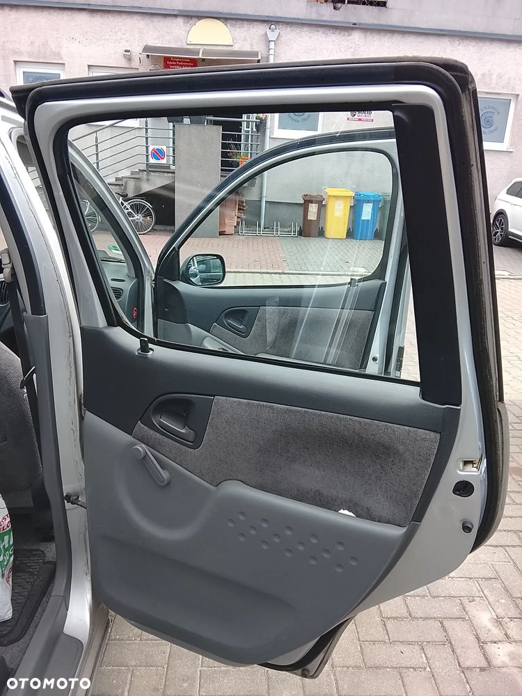 Toyota Yaris Verso 1.3 - 7