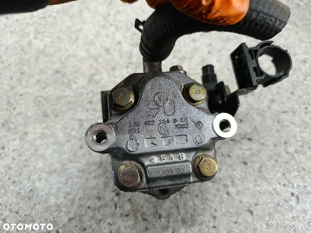 POMPA WSPOMAGANIA VW BORA 1J0422154B KYB 1.4 16V - 5