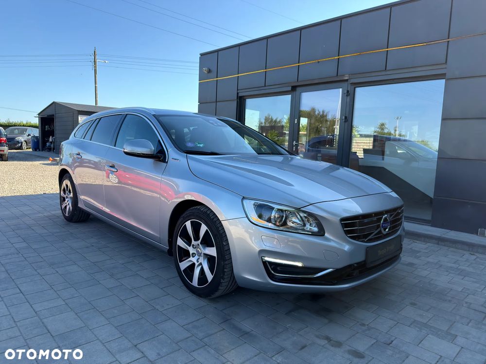 Volvo V60 D6 AWD Plug-in Hybrid R-Design Momentum - 5