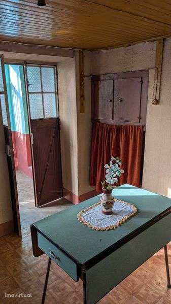 Vende-se moradia rústica para ganhar uma nova vida... - Grande imagem: 4/12