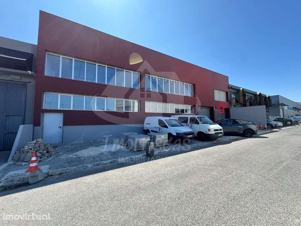 Armazém com área bruta de 750 m², em remodelação total no Prior Velho - Grande imagem: 3/15