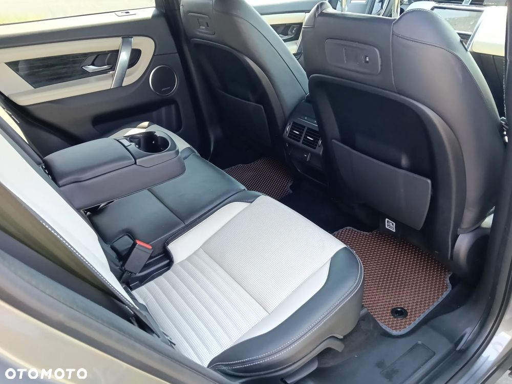 Land Rover Discovery Sport P300e R-Dynamic - 16