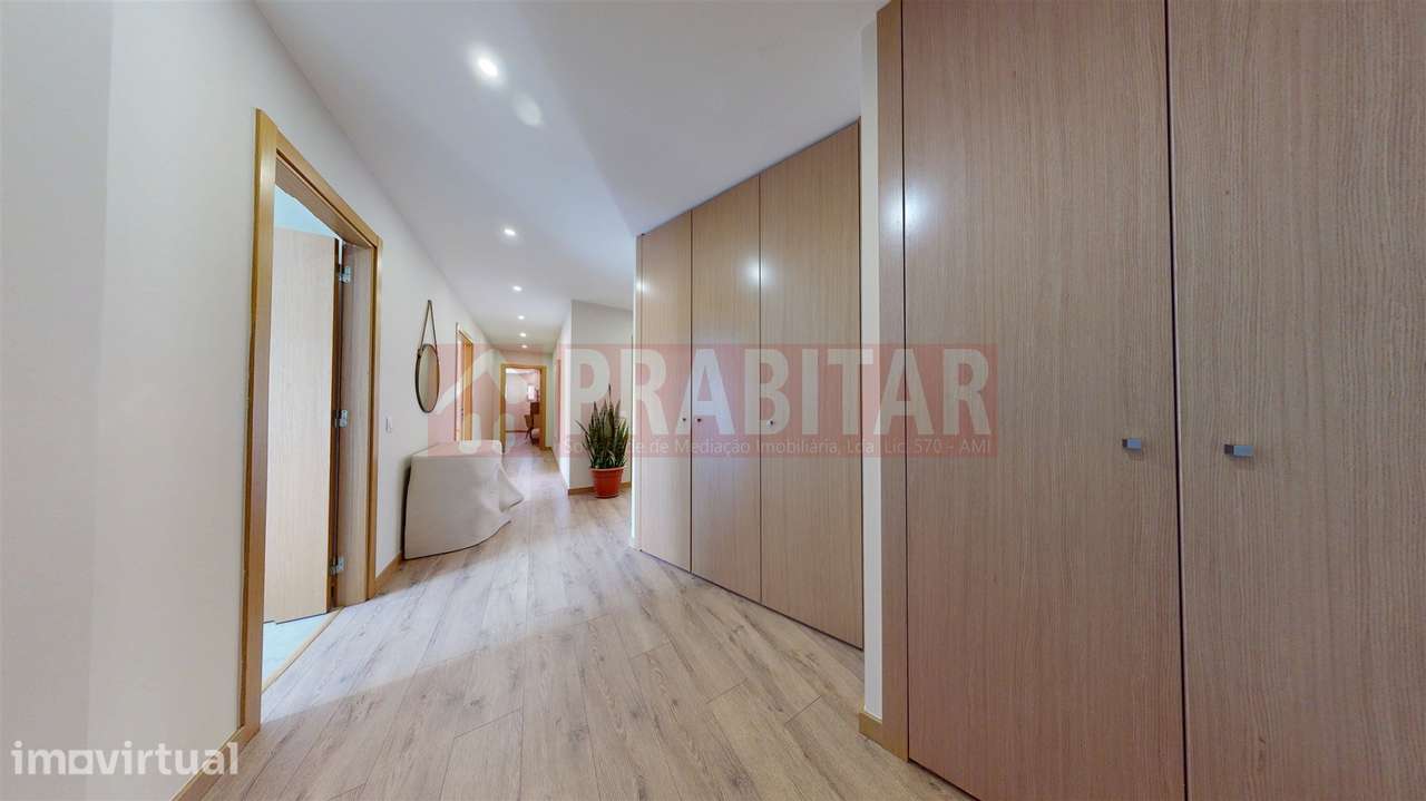 APARTAMENTO T3 SEMI-NOVO COM GARAGEM PARA 2 CARROS E VARANDAS, JUNTO A - Grande imagem: 3/43