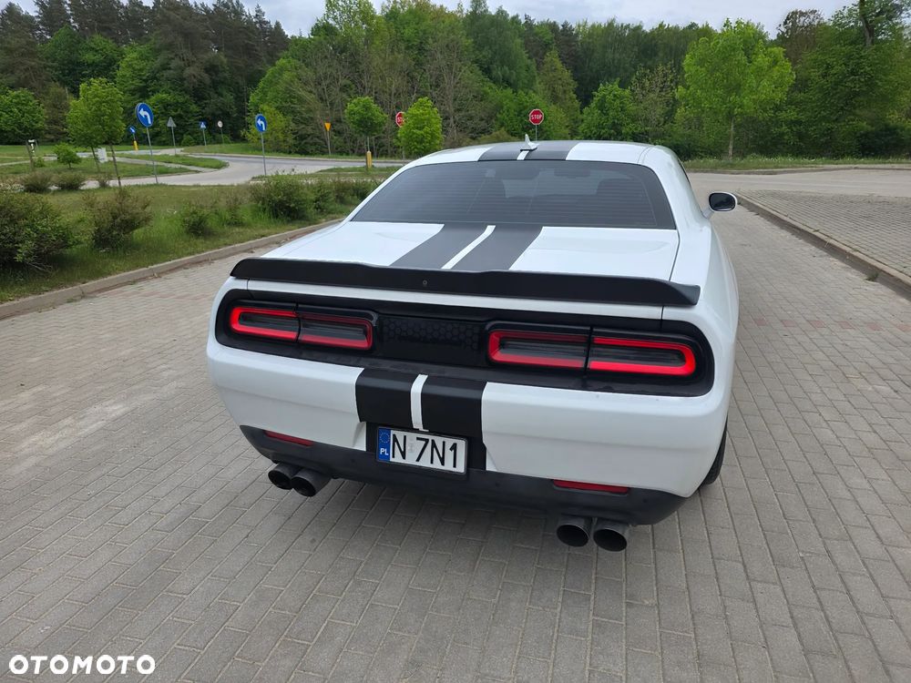 Dodge Challenger - 12