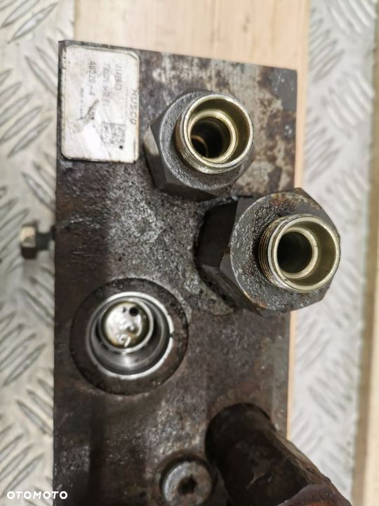 Blok zaworowy osi przedniej Massey Ferguson 7618 {Husco 735.26.602. 01} - 3