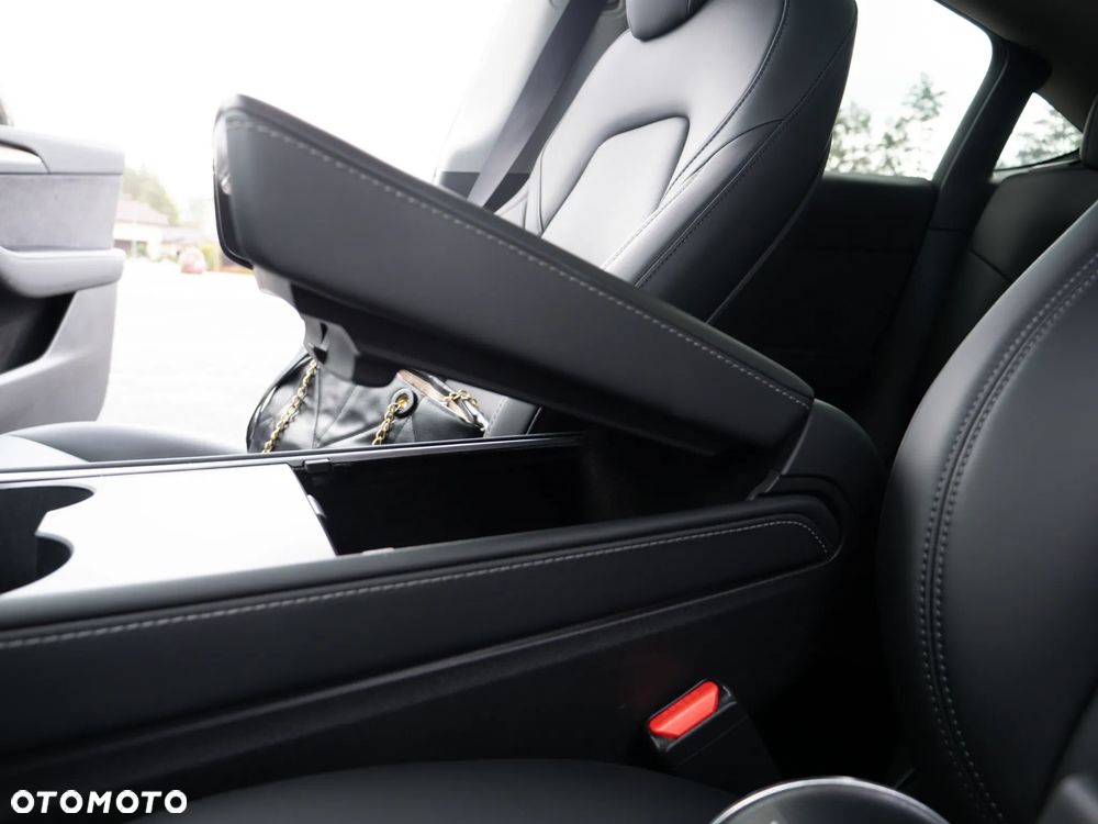 Tesla Y Long Range AWD - 34