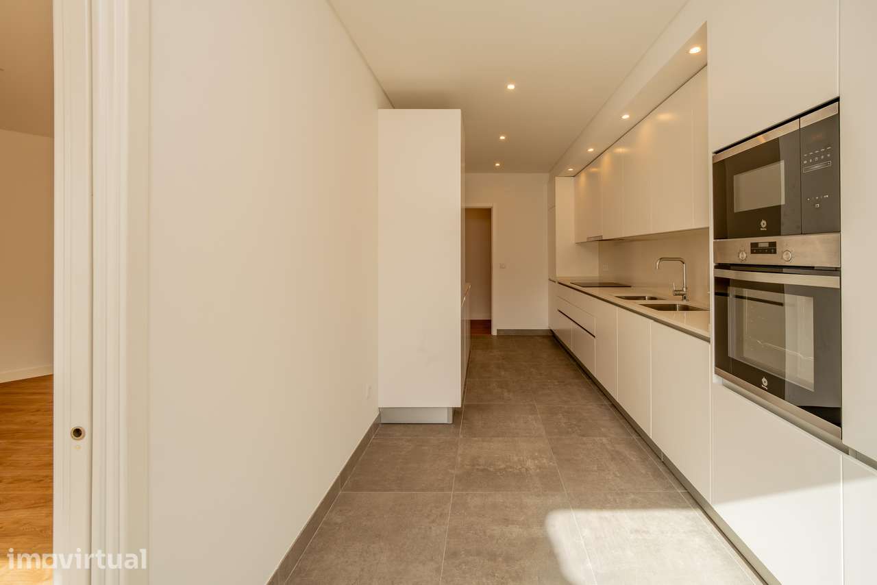 Apartamento T2 renovado com garagem e varanda na Expotorres - Grande imagem: 4/29