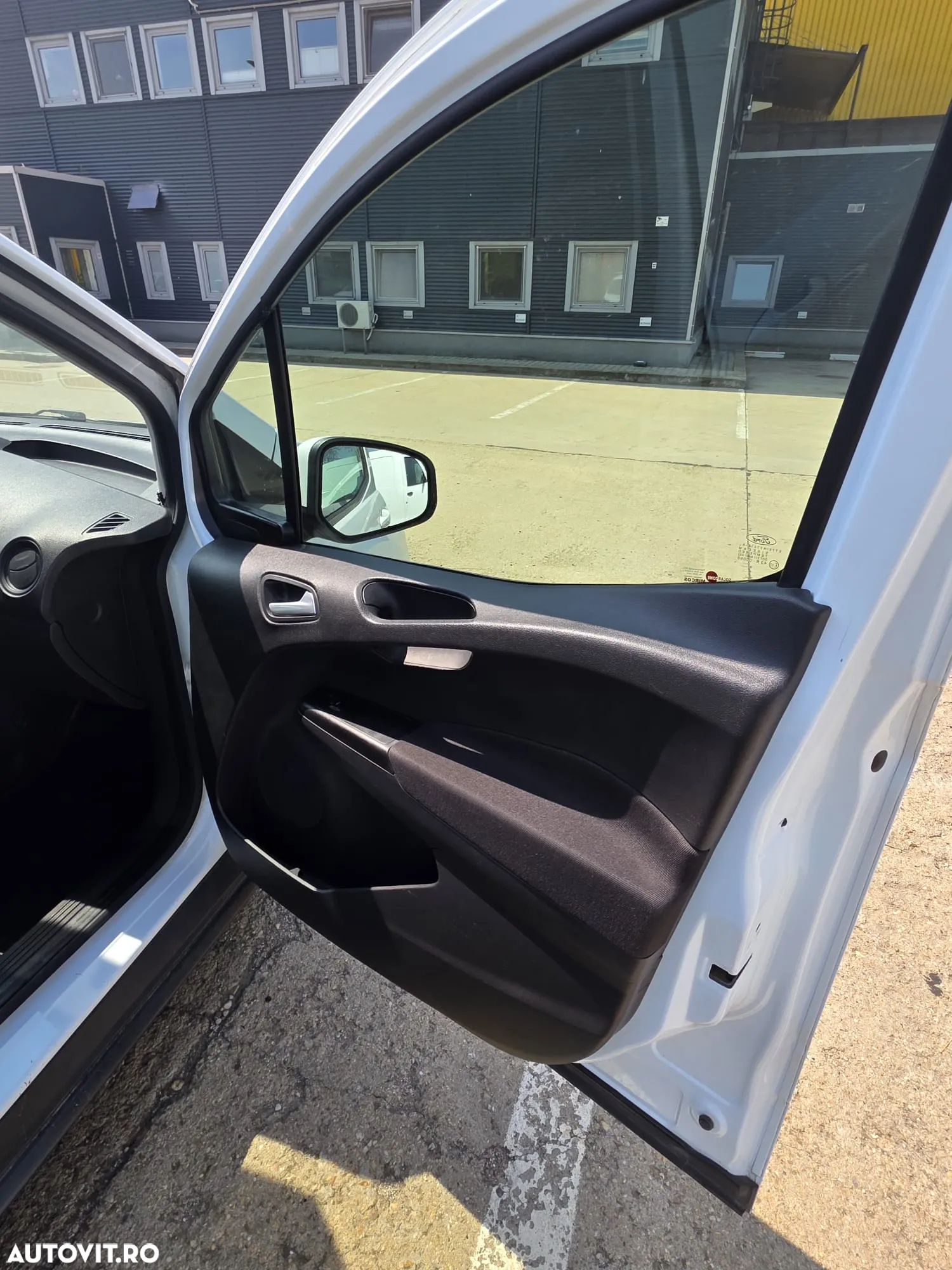 Ford Transit Courier - 13
