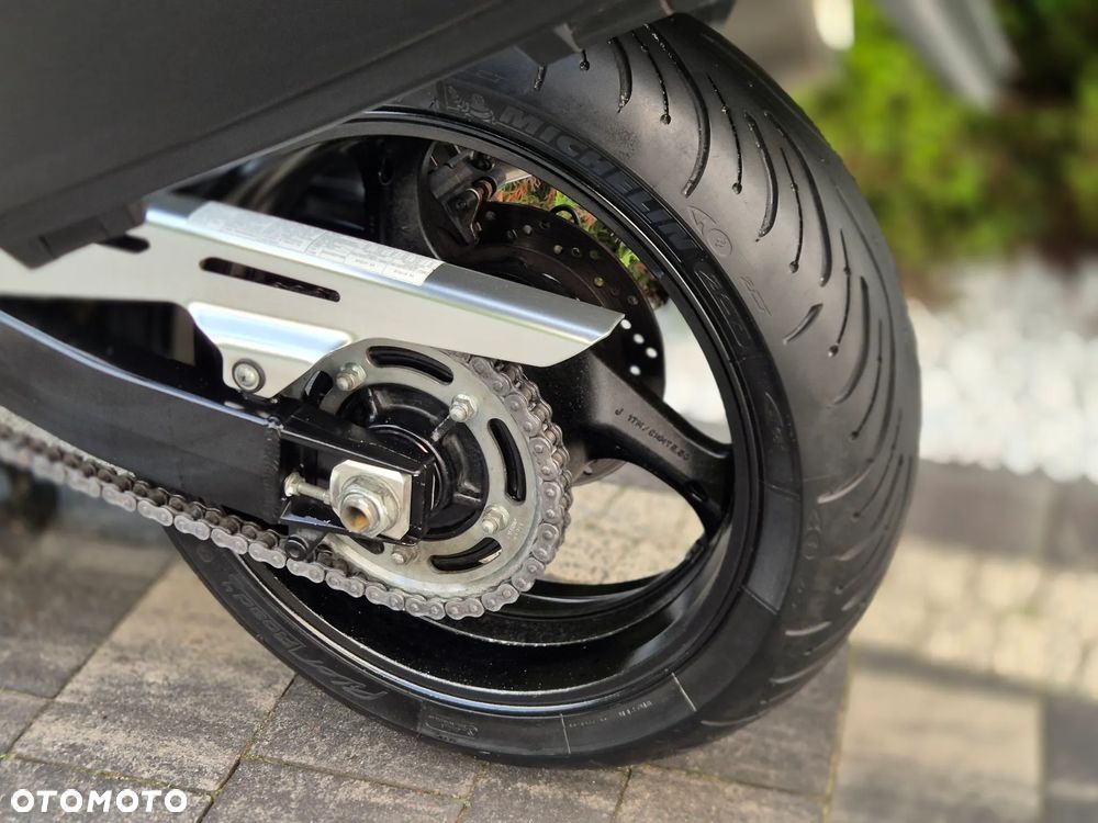 Suzuki GSX - 21