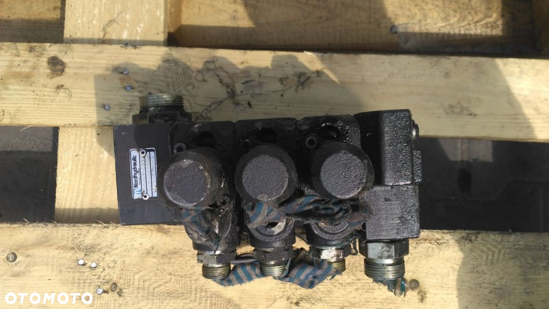 Rozdzielacz 3 sekcyjny Nordhydraulic Kramer 320 318 - 5