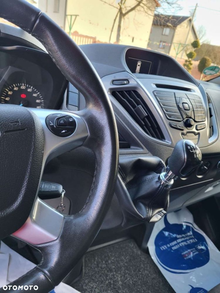 Ford Tourneo Custom - 32