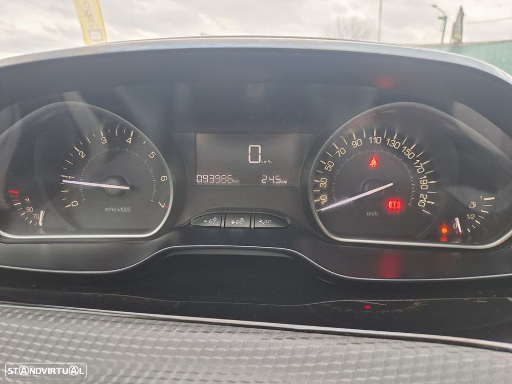 Peugeot 208 1.2 PureTech Signature - 14