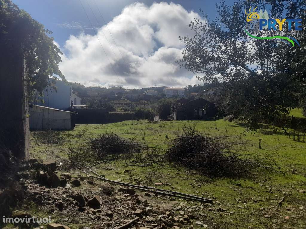 Prédio urbano em Corujeiro composto por três artigos urbanos em ruínas - Grande imagem: 2/21