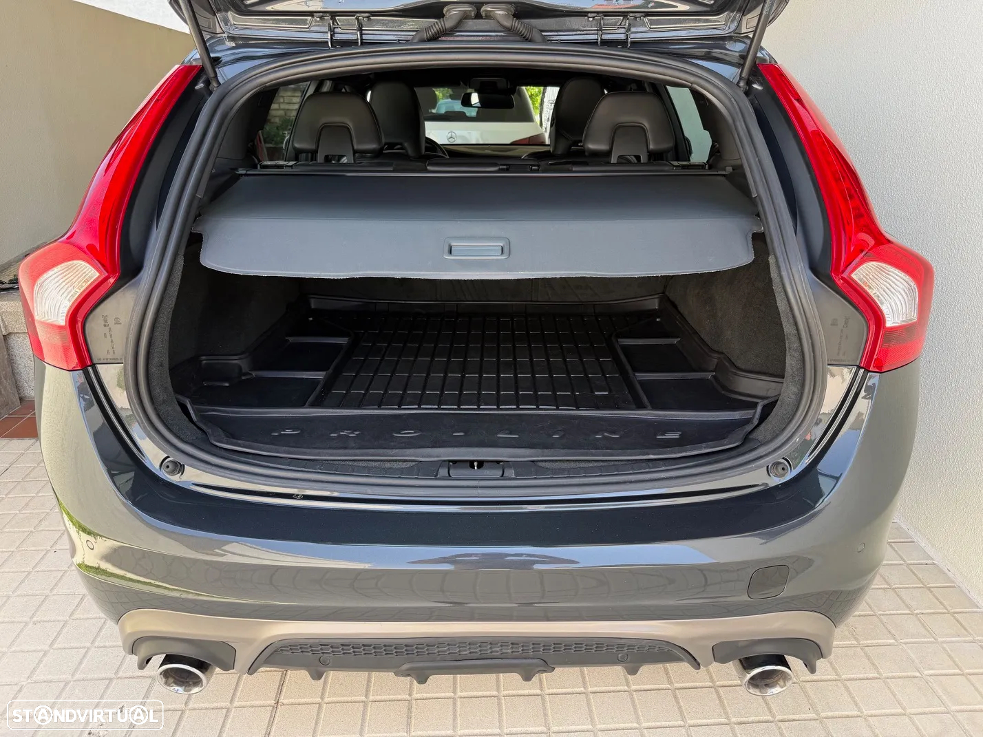 Volvo V60 2.0 D4 R-Design - 45