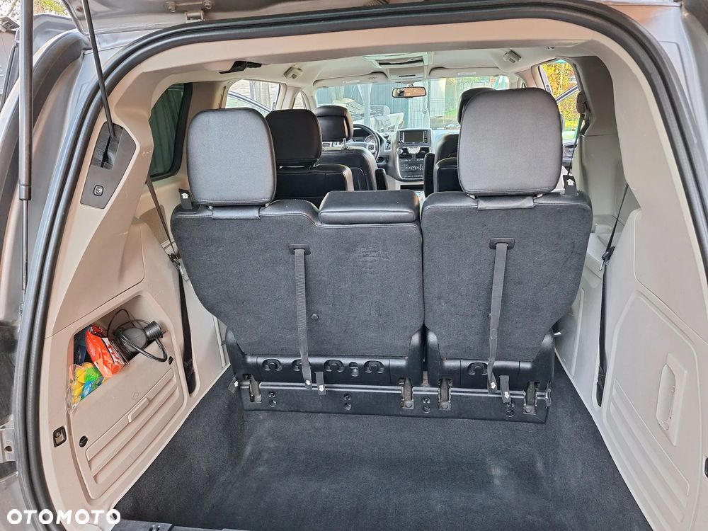 Chrysler Town & Country - 13