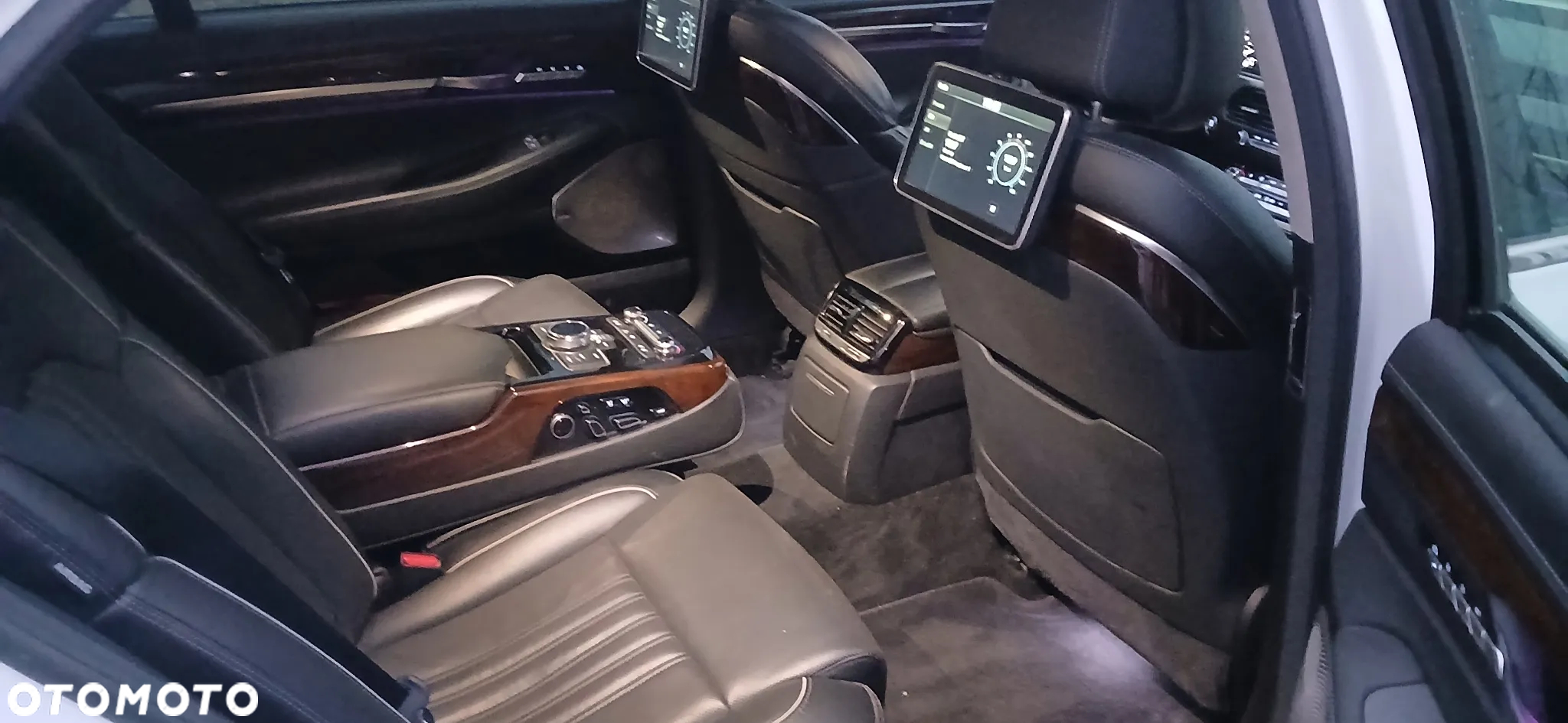 Genesis G90 - 18