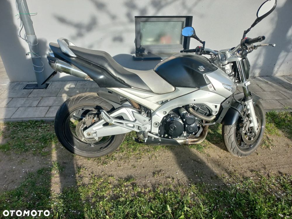 Suzuki GSR - 3