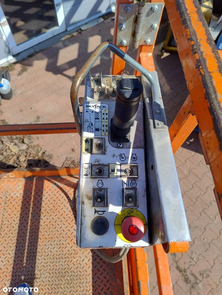 Skyjack SJ6826RT - 4