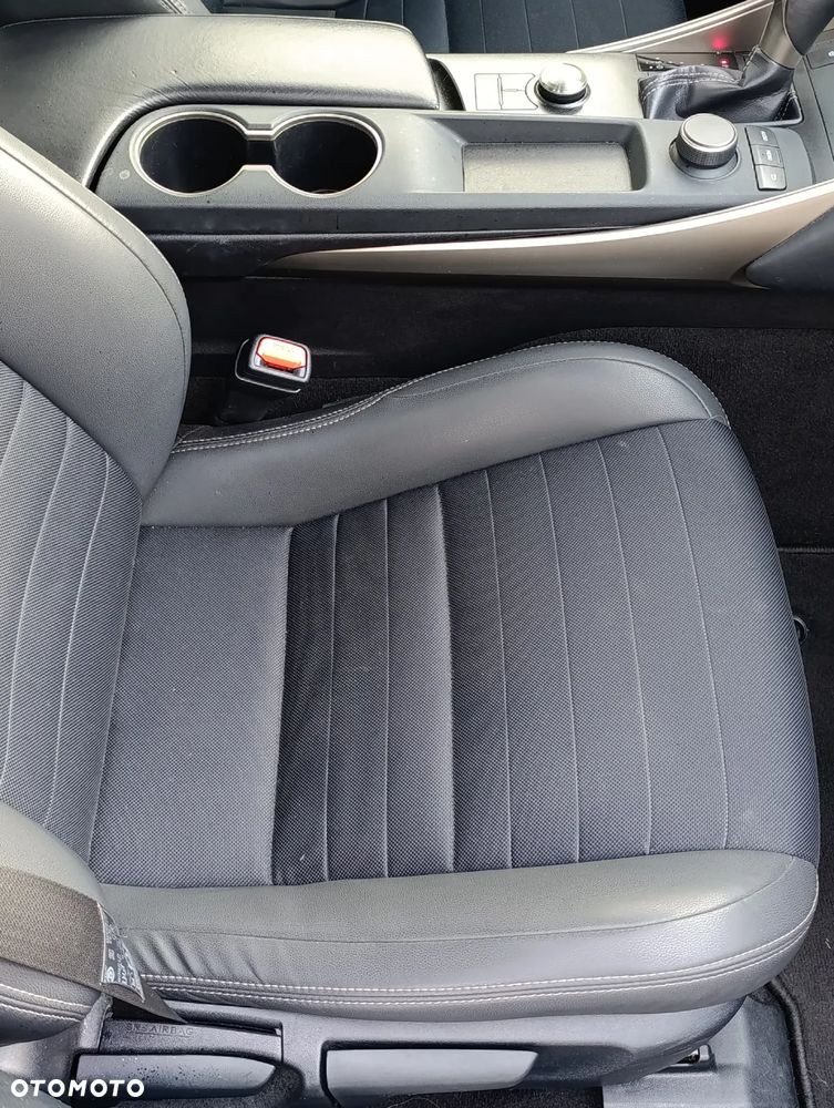 Lexus IS 300h Business Edition - 19