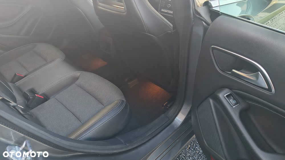 Mercedes-Benz CLA 180 7G-DCT - 18