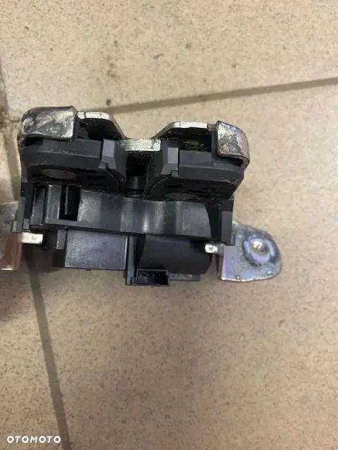 ZAMEK KLAPY BAGAŻNIKA MERCEDES W204 A2047400535 - 3