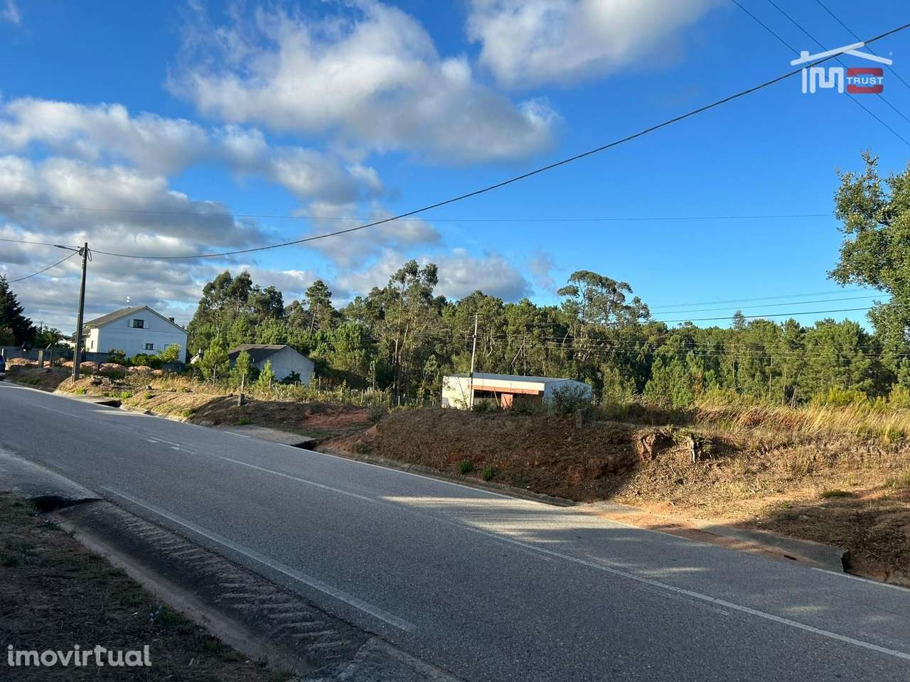 TERRENO COM 1670 m² E UMA ÁREA CONSTRUTIVEL DE 670 m² EM OURÉM - Grande imagem: 3/37