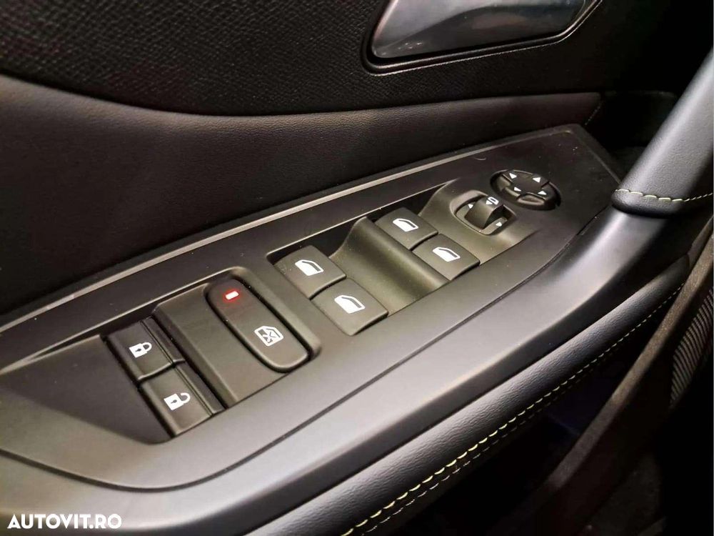 Peugeot 308 1.2L e-DCS6 MHEV GT - 17