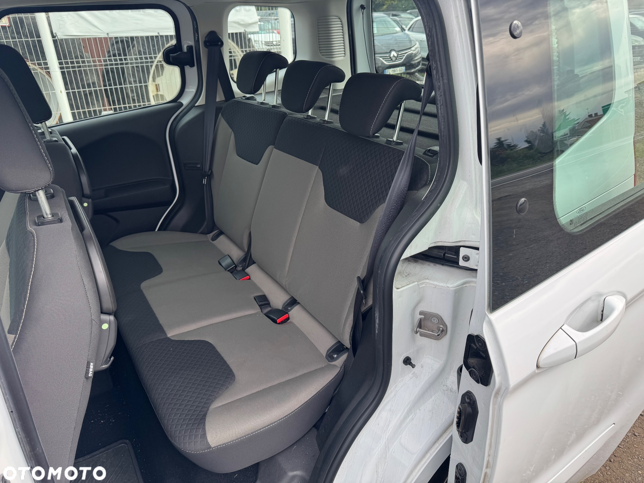 Ford Tourneo Courier 1.5 TDCi S&S Trend - 11