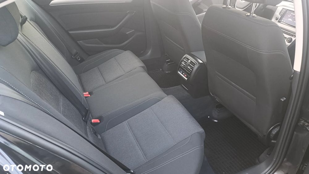 Volkswagen Passat - 11