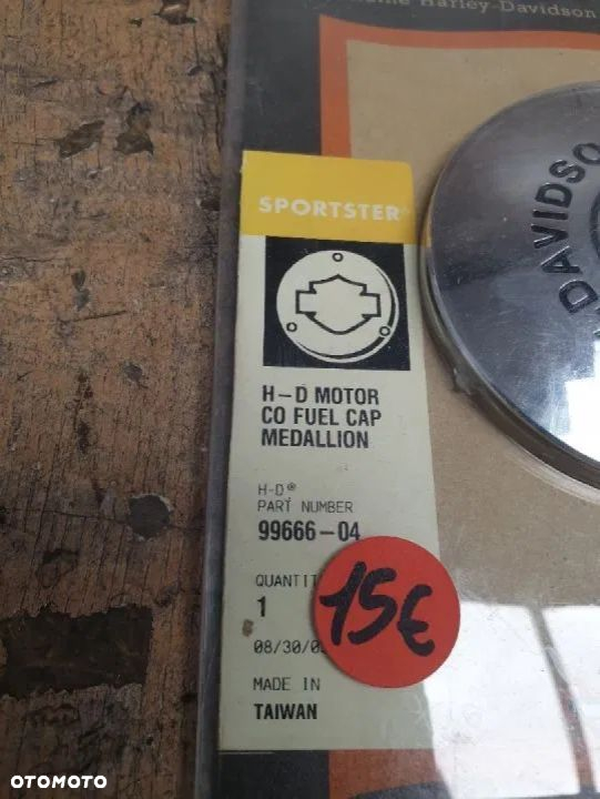 Nakładka na korek wlewu paliwa Harley Davidson Sportster 99666-04 - 3