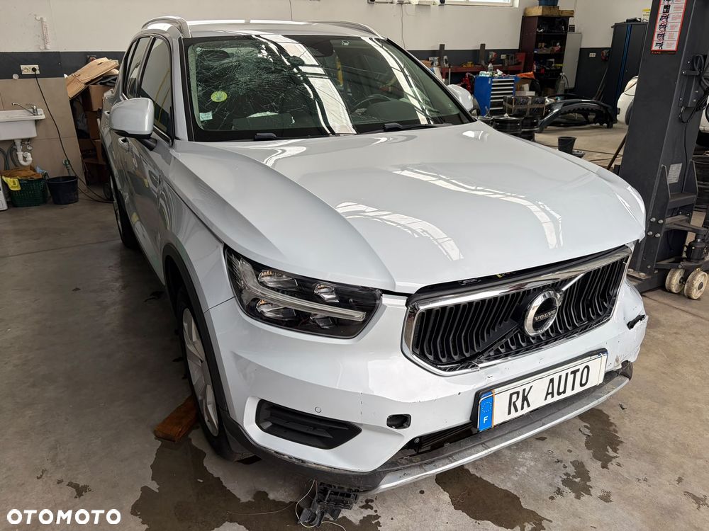 Volvo XC 40 D3 SCR AWD Momentum - 4