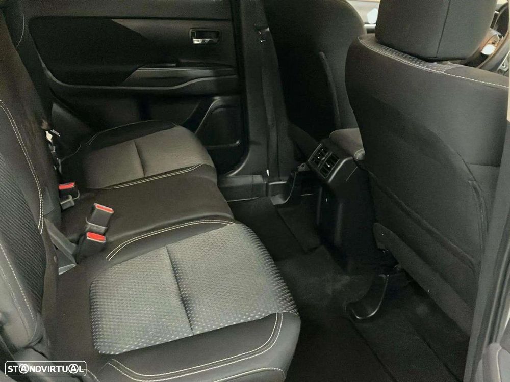 Mitsubishi Outlander - 16
