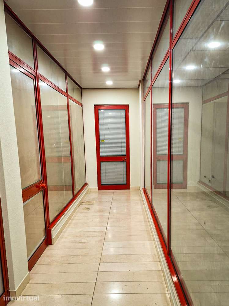 Escritório localizado no Centro Comercial Centrum, Arganil - Grande imagem: 5/8