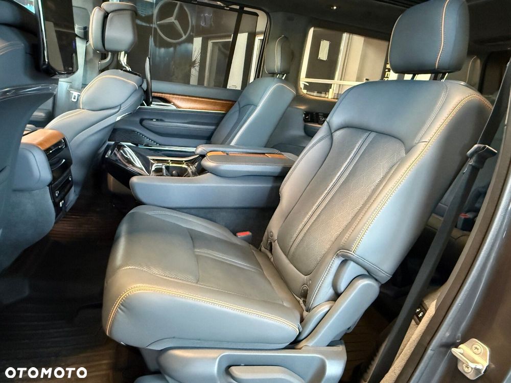 Jeep Grand Wagoneer - 14