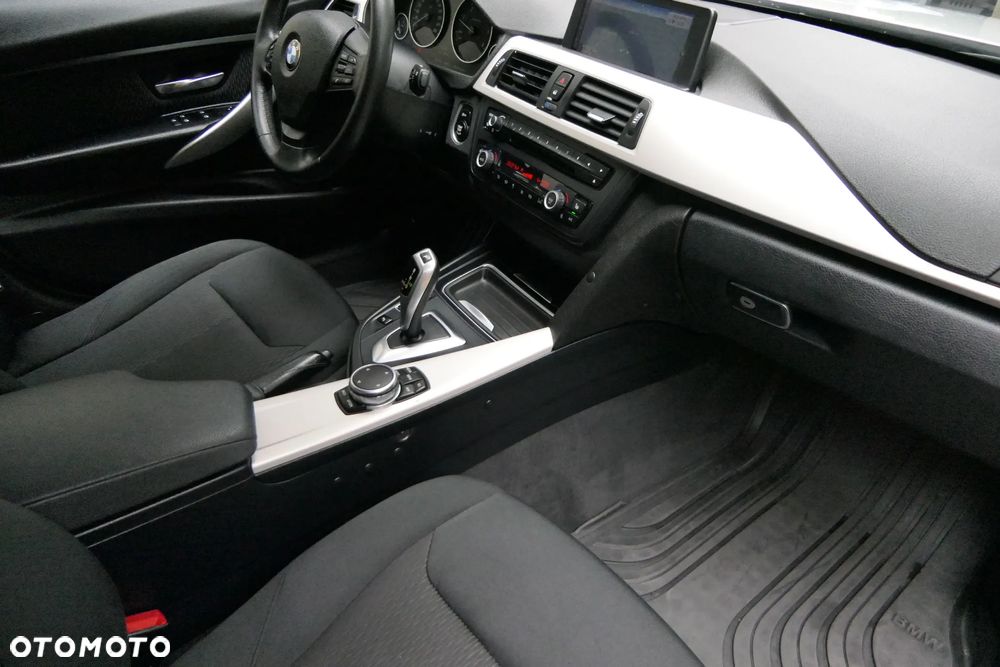 BMW Seria 3 320d Touring xDrive - 22