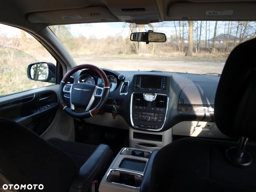Chrysler Town & Country - 20