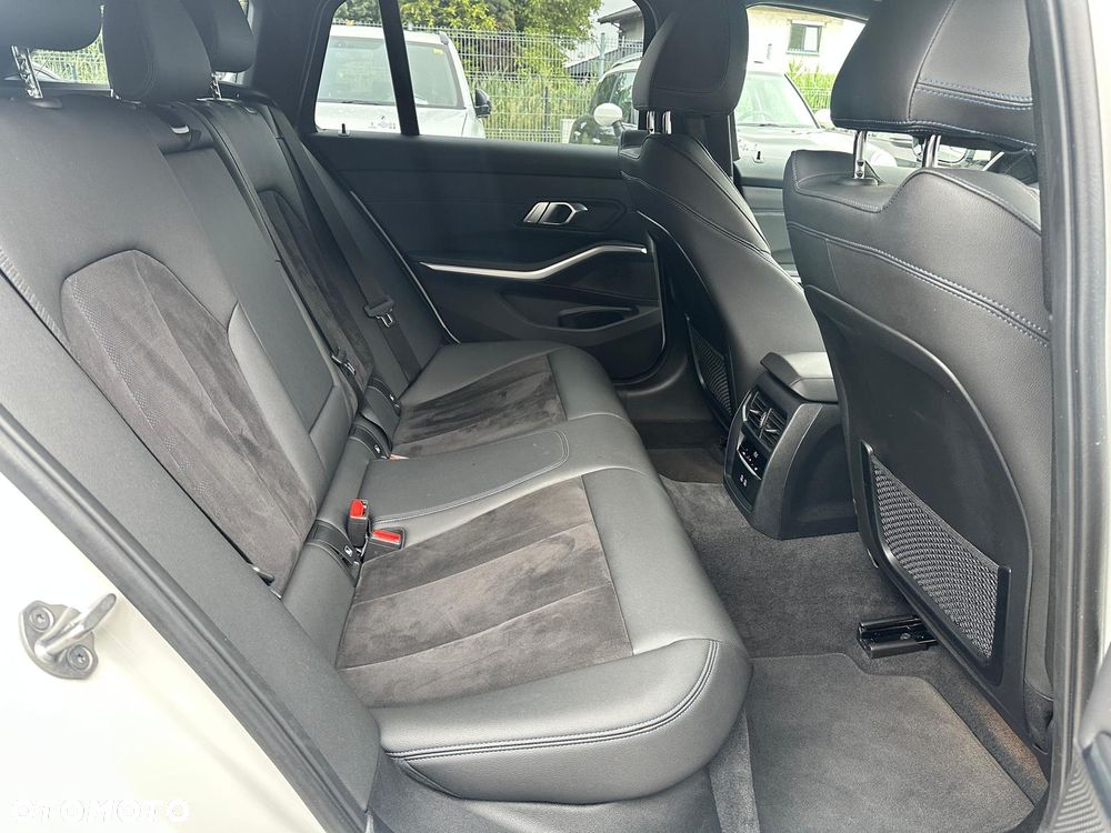 BMW Seria 3 320i Edition M Sport Shadow - 12