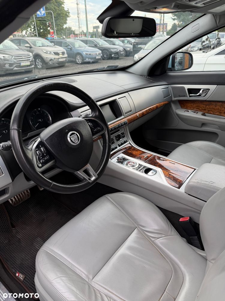 Jaguar XF 2.0 T Premium Luxury - 24