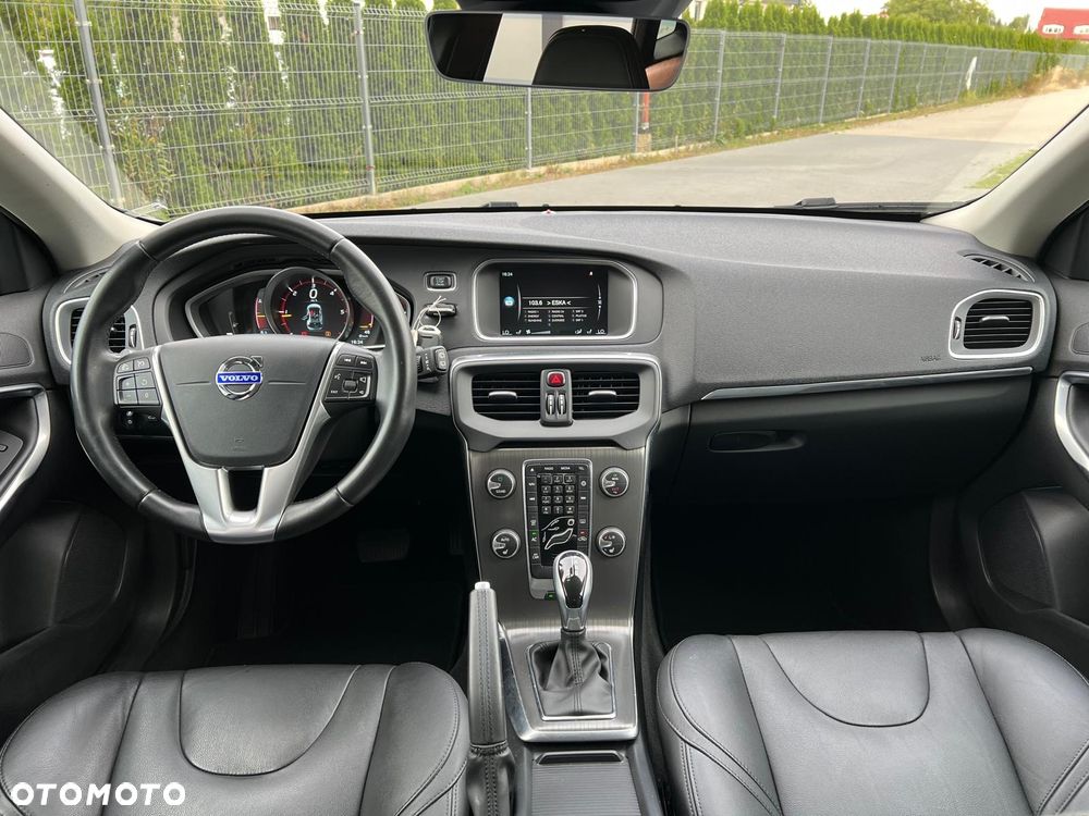 Volvo V40 D4 Geartronic Momentum - 25