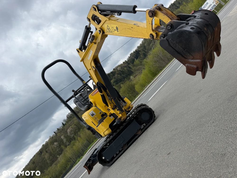Yanmar SV08-1AS Japońska Minikoparka Gąsienicowa. Koparka 1,1 tony. Maszyna jak Nowa. 2017rok. Pochodzi z Norweskiego Gospodarstwa Ogrodniczego! 2 Rozsuwane Podwozie. Dokumentacja. Dodatkowe sekscje Hydrauliczne na młot lub wiertnice. Ani deka luzów czy wycieków. Szybkozłącze. Skrętne ramię. OKAZJA Zadbana Maszyna! Bardzo oszczędny silnik Yanmar. Mocne pompy Hydrauliczne!! 851mtg. Ani deka luzów czy wycieków, Aktualna Dekra. Po serwisach! - 1