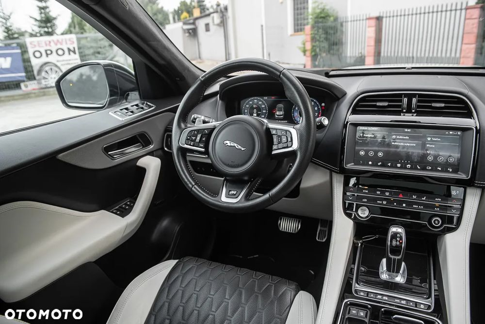 Jaguar F-Pace 5.0 V8 P550 AWD SVR - 32