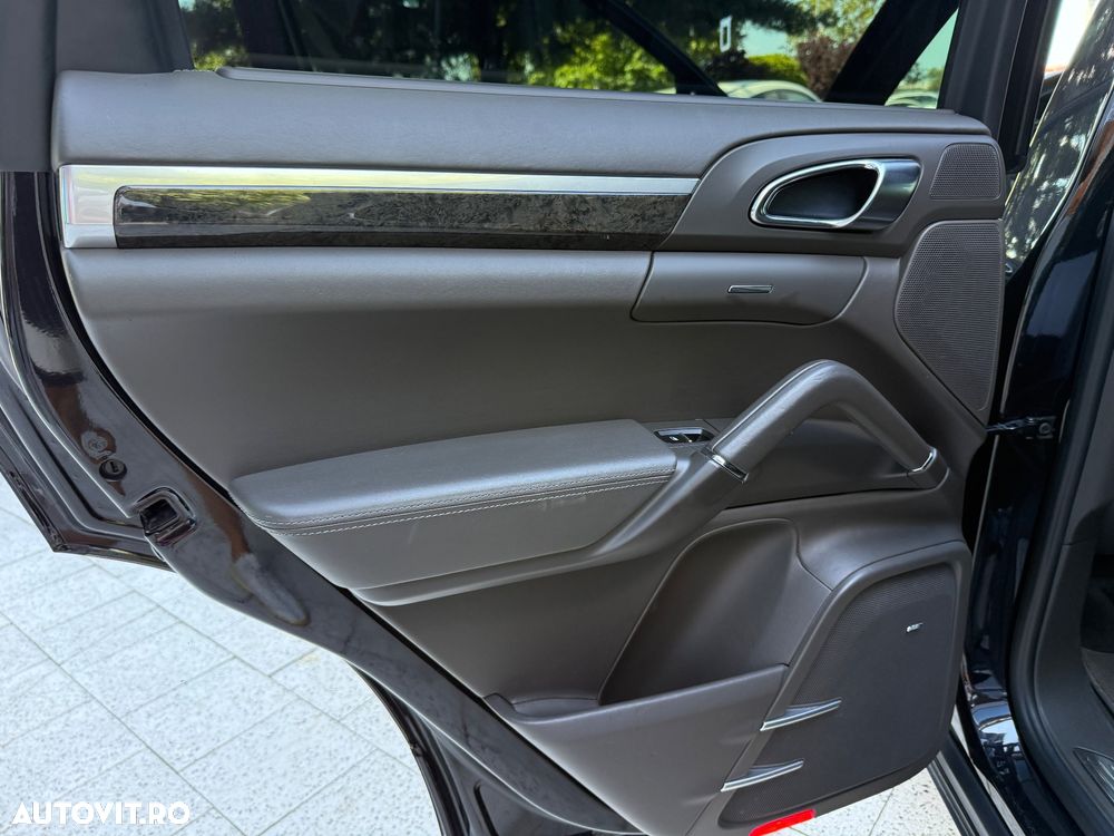 Porsche Cayenne Platinum Edition - 10