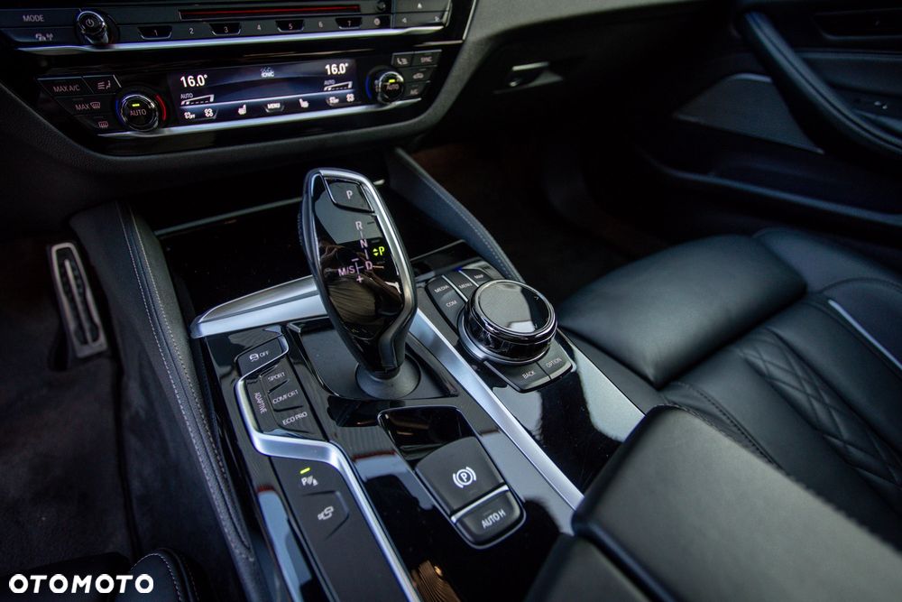BMW Seria 5 M550i xDrive - 33
